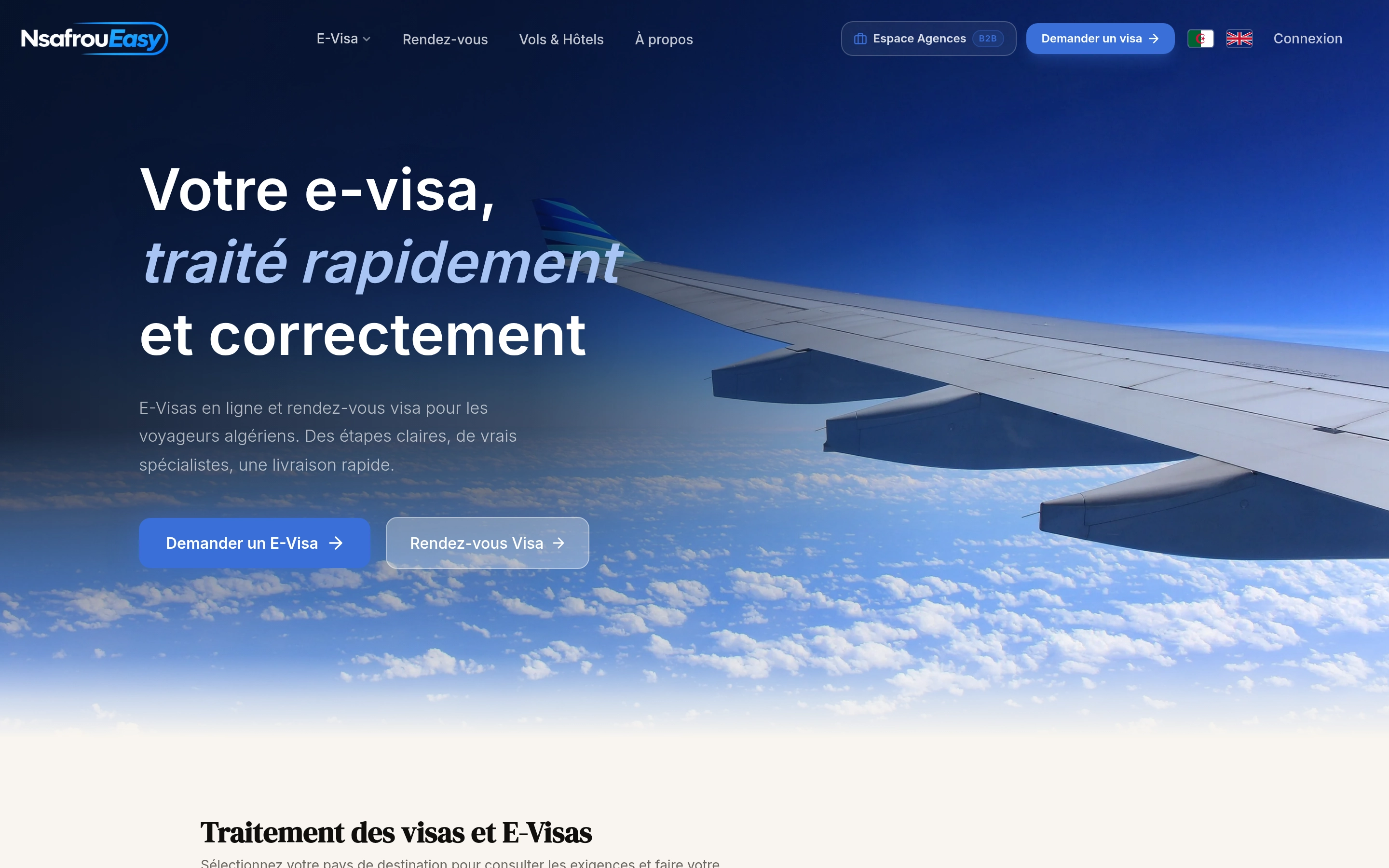 Accueil Nsafrou Easy : e-visa pour voyageurs algériens, aile d'avion sur ciel.